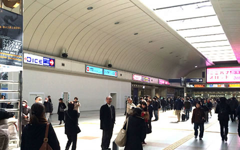 大型ビジョン（画像ではピンク色）を目安にお進みください。